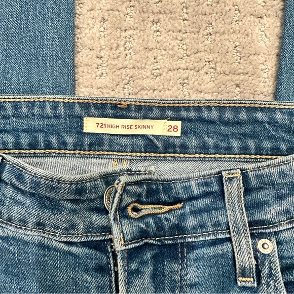 Levis Premium 721 High Rise Distressed Medium
Wash Skinny Jeans - size 28 - Picture 2 of 5